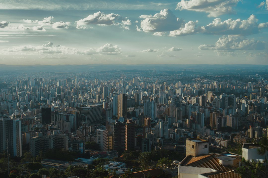 Céu seco e claro no inverno brasileiro - Foto: Dennis Schmidt / Unsplash