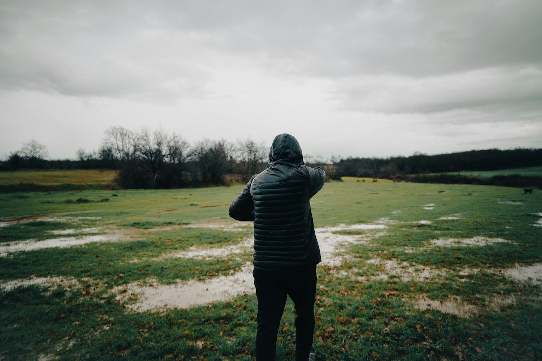 Pessoa conferindo a previsão do tempo - Foto: Erim Berk Benli / Unsplash